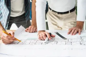 Gemeinsame Planung und Abstimmung eines Bauprojekts anhand von Bauplänen